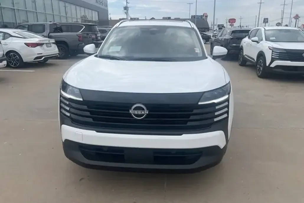 2025 Nissan Kicks SV photo 1