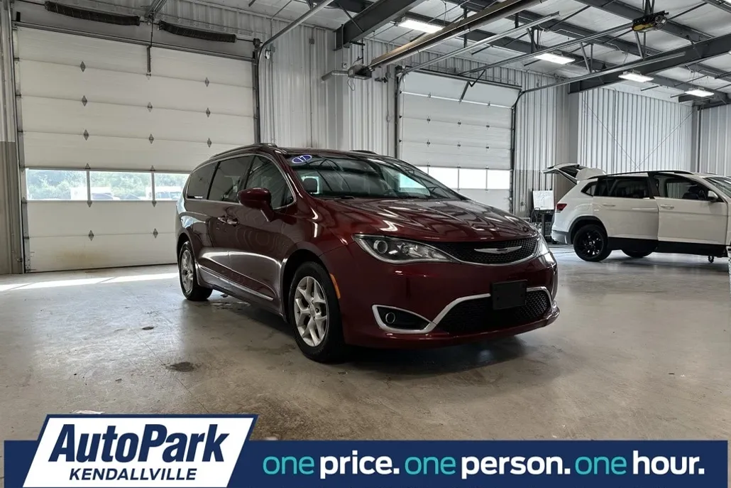 2017 Chrysler Pacifica Touring Plus photo 1