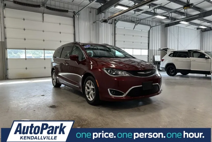 2017 Chrysler Pacifica Touring Plus photo 1