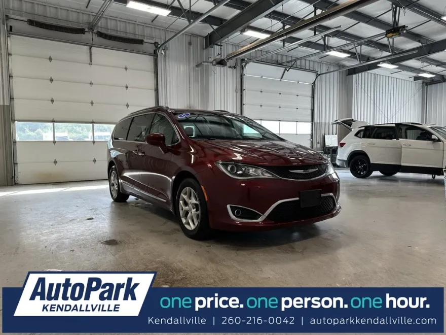 2017 Chrysler Pacifica Touring Plus photo 1