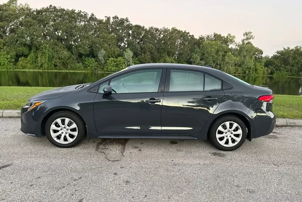 2025 Toyota Corolla LE photo 1