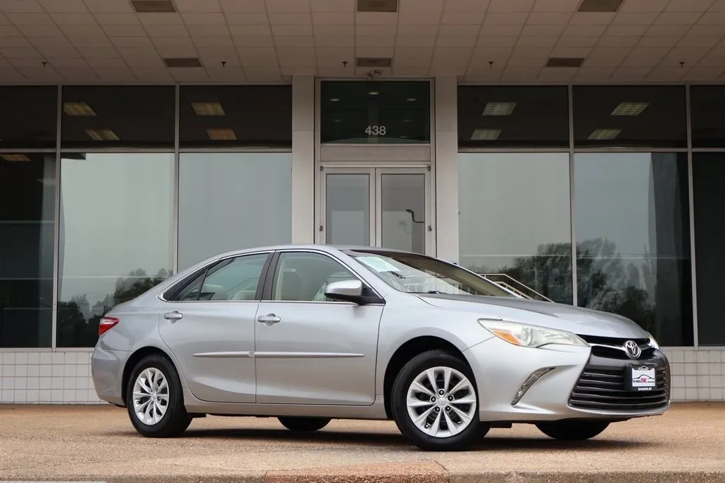 2015 Toyota Camry LE photo 1