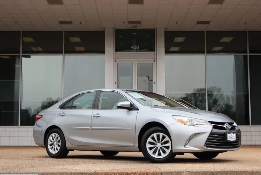 2015 Toyota Camry LE photo 1