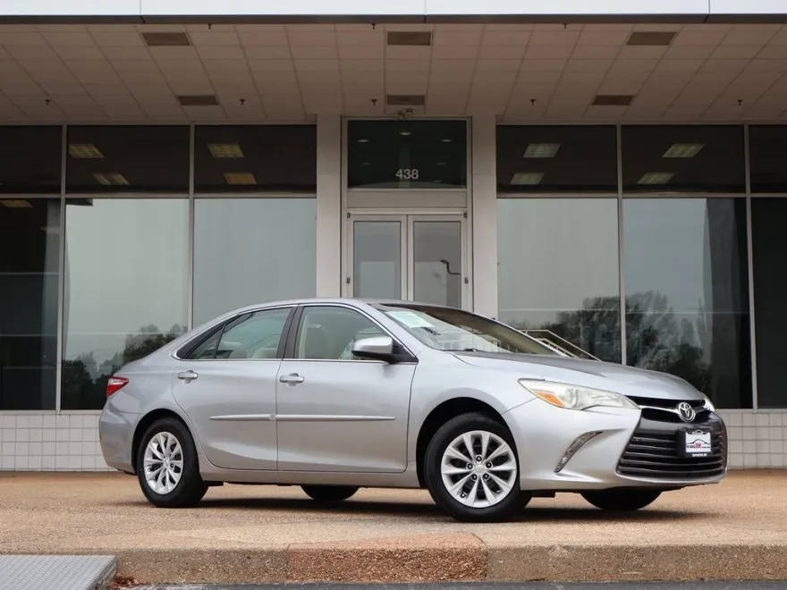 2015 Toyota Camry LE photo 1