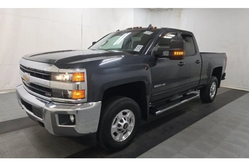 2018 Chevrolet Silverado LT photo 1