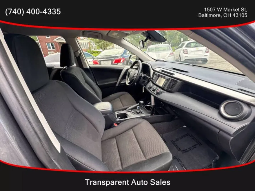 2017 Toyota RAV4 LE photo 1