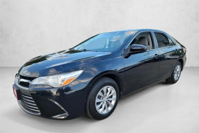 2017 Toyota Camry LE photo 1