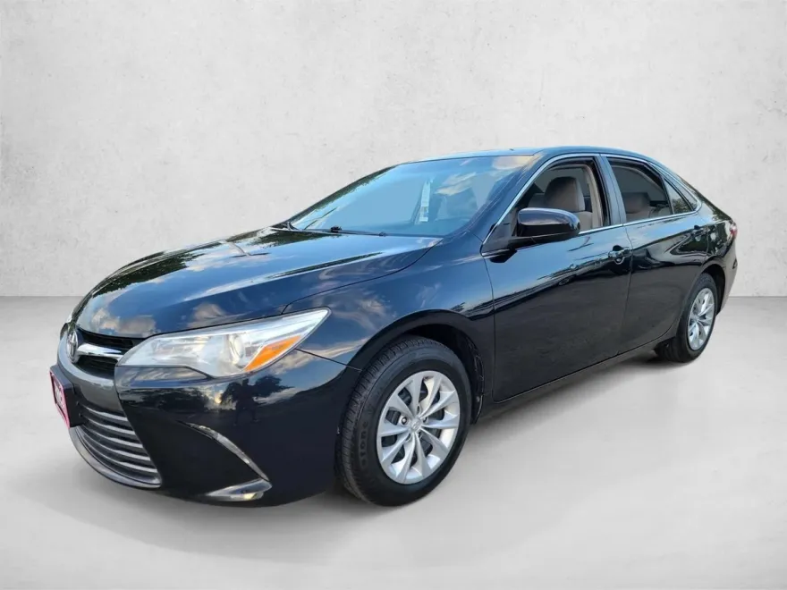 2017 Toyota Camry LE photo 1