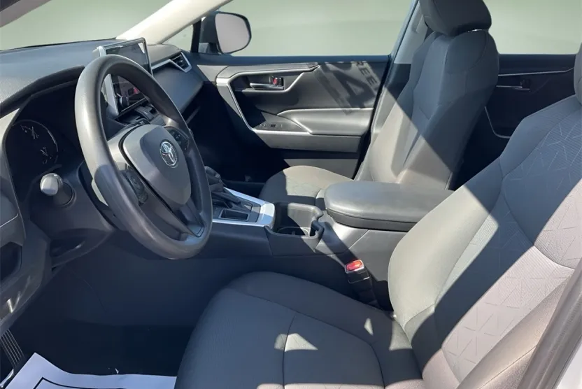 2024 Toyota RAV4 XLE photo 1