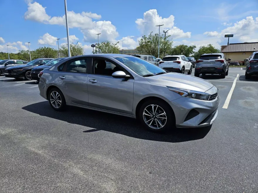 2023 Kia Forte LXS photo 1