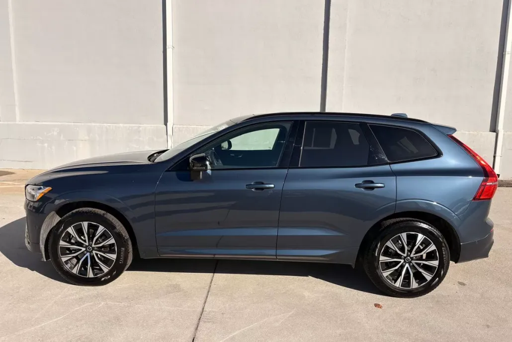 2025 Volvo XC60 Plus photo 1