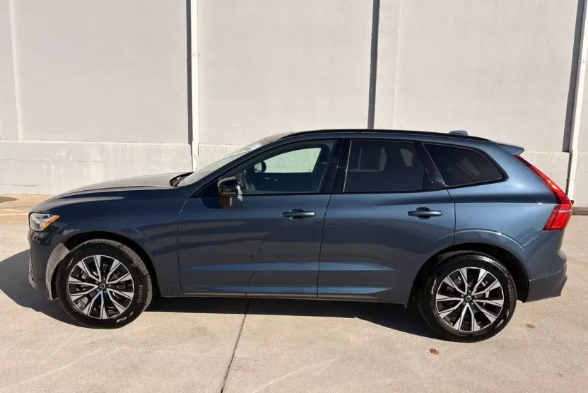 2025 Volvo XC60 Plus photo 1
