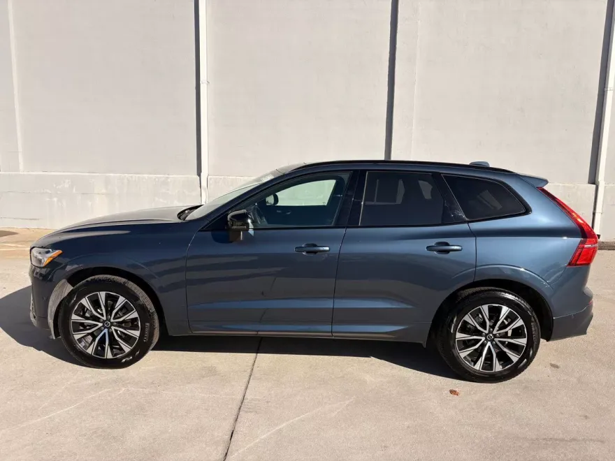 2025 Volvo XC60 Plus photo 1