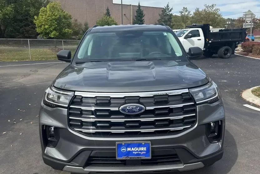 2025 Ford Explorer photo 1