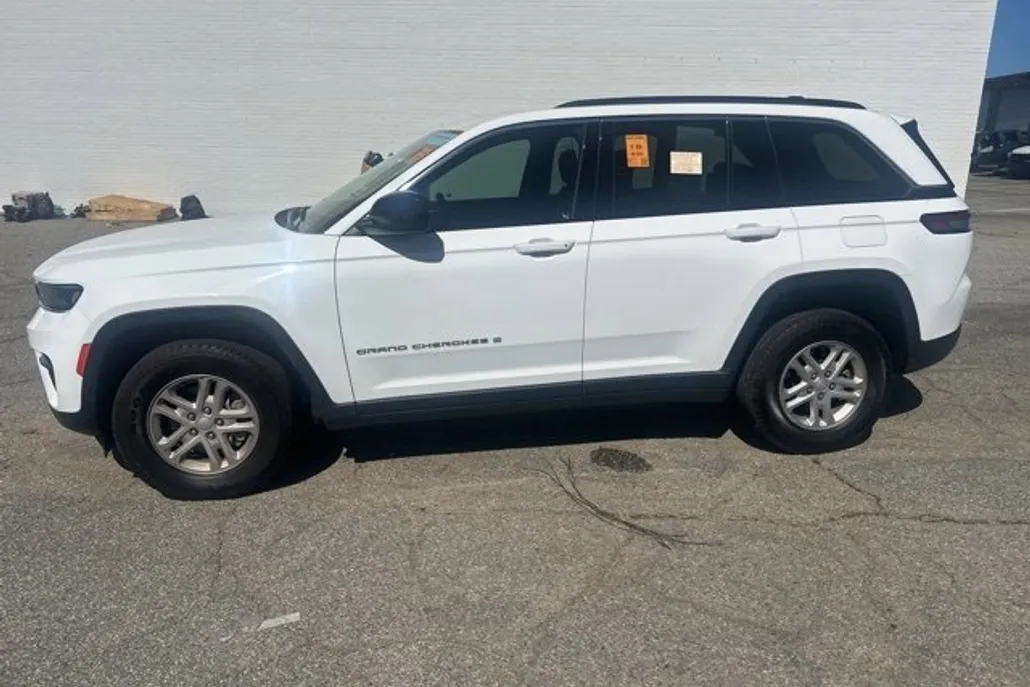 2023 Jeep Grand Cherokee Laredo photo 1