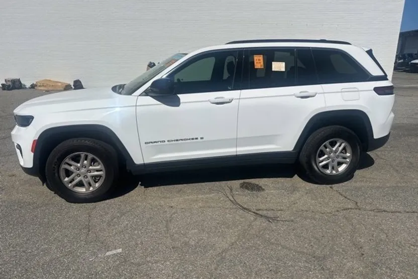 2023 Jeep Grand Cherokee Laredo photo 1