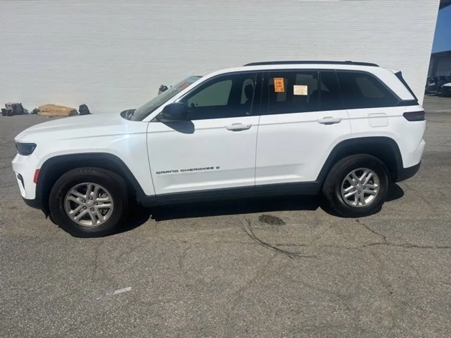2023 Jeep Grand Cherokee Laredo photo 1
