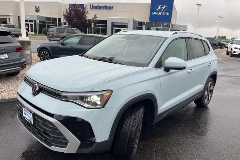 2025 Volkswagen Taos SE photo 1