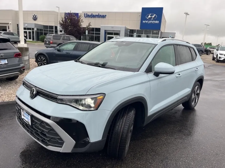 2025 Volkswagen Taos SE photo 1