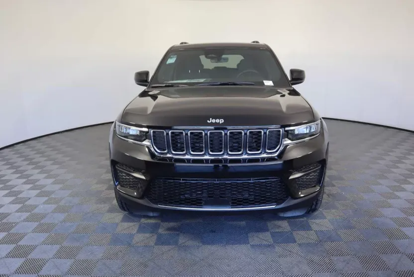 2025 Jeep Grand Cherokee Laredo photo 1