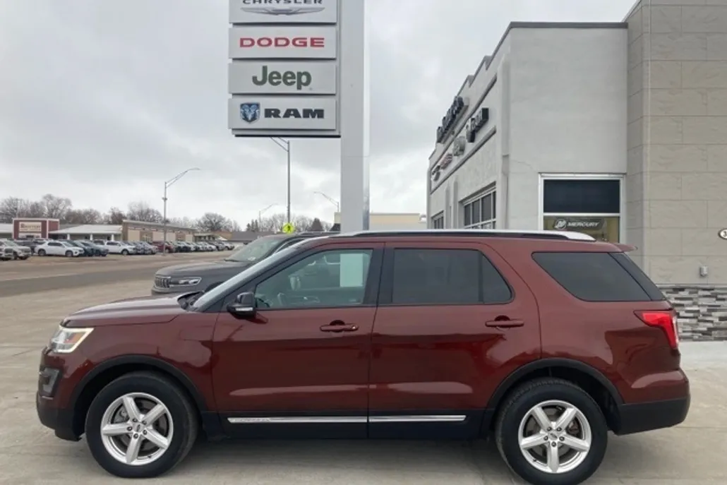 2016 Ford Explorer XLT photo 1