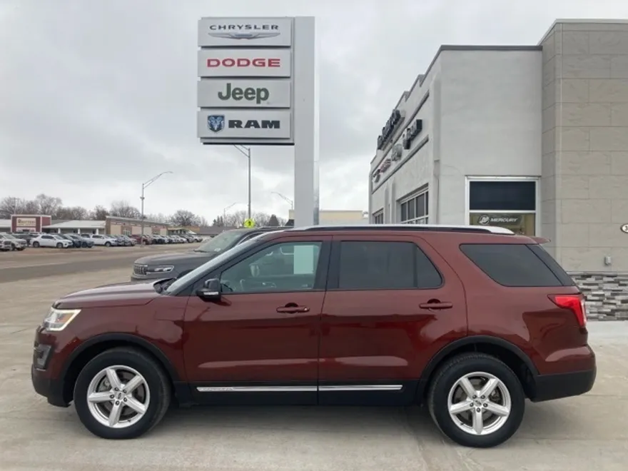 2016 Ford Explorer XLT photo 1