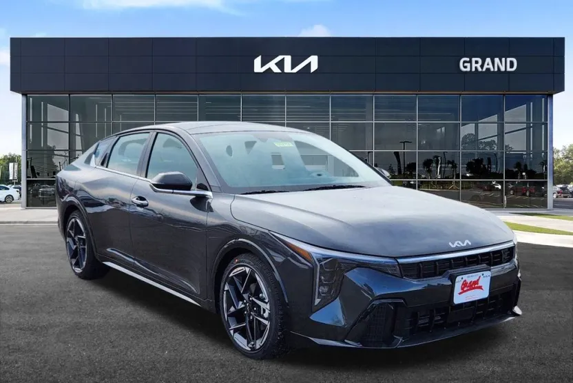 2025 Kia K4 GT-Line photo 1