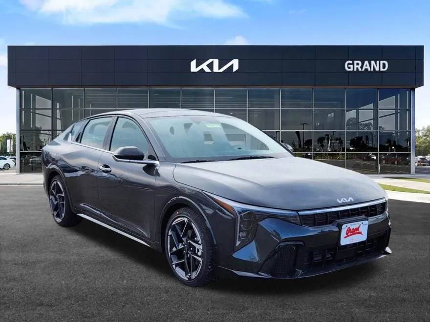2025 Kia K4 GT-Line photo 1