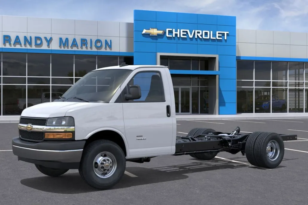 2025 Chevrolet Express Cutaway photo 1