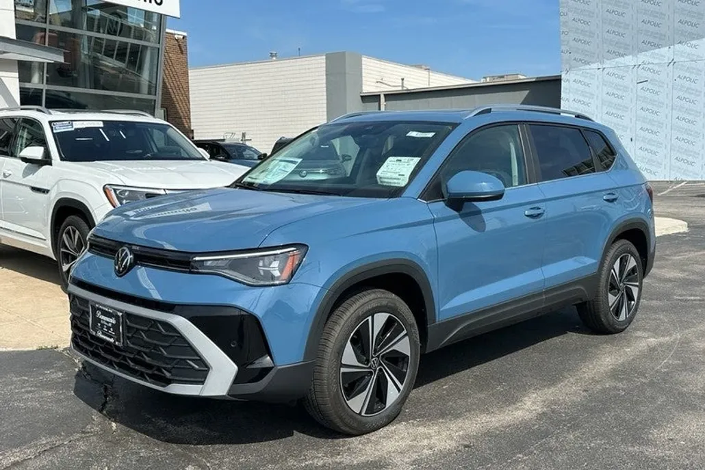 2025 Volkswagen Taos SE photo 1