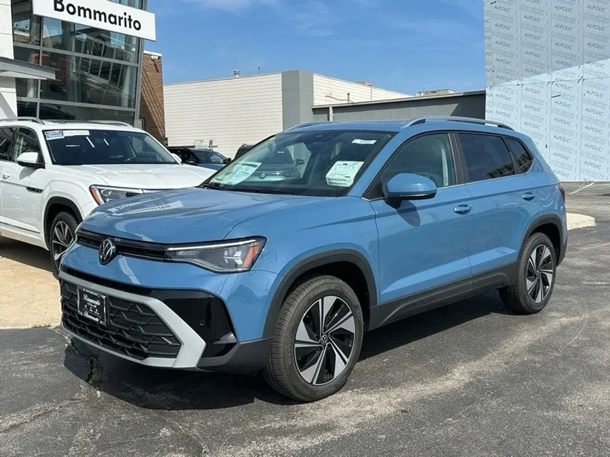 2025 Volkswagen Taos SE photo 1