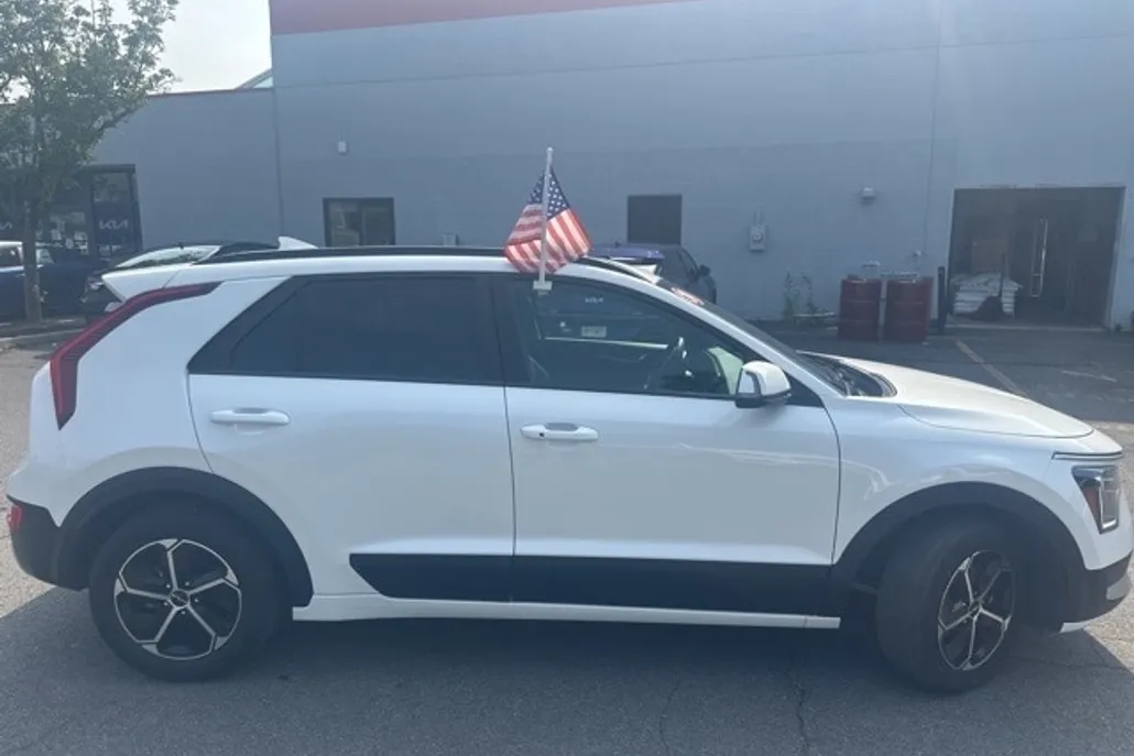 2024 Kia Niro EX photo 1