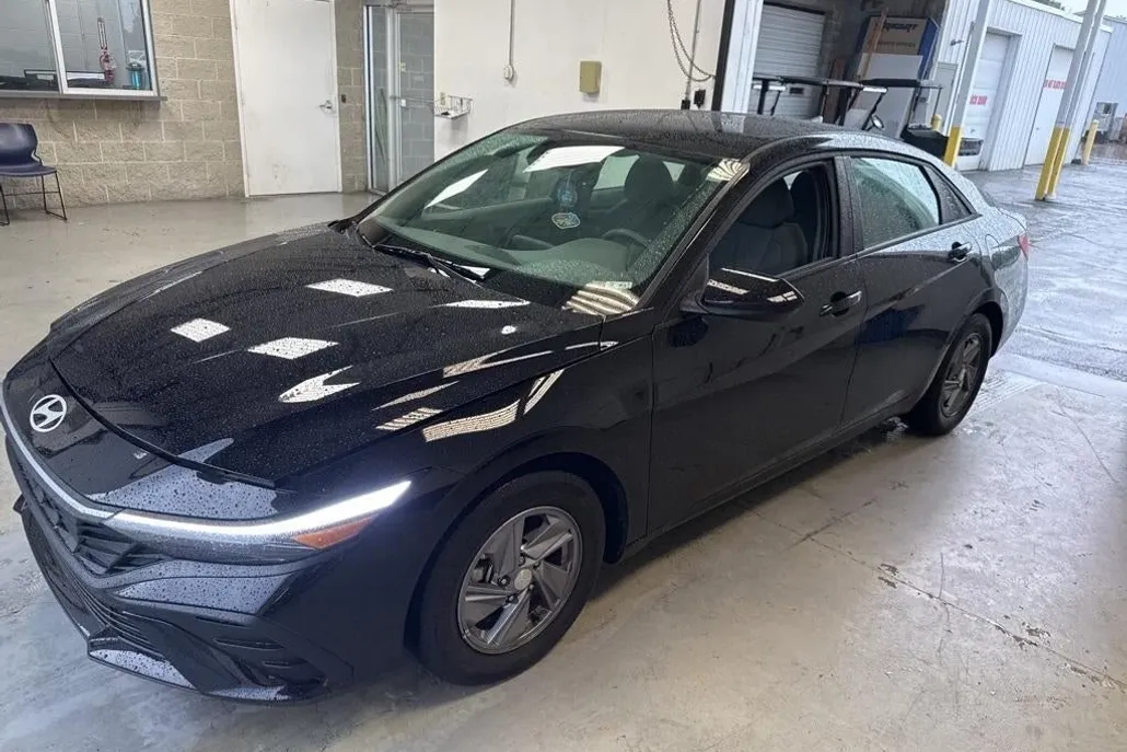2024 Hyundai Elantra SE photo 1