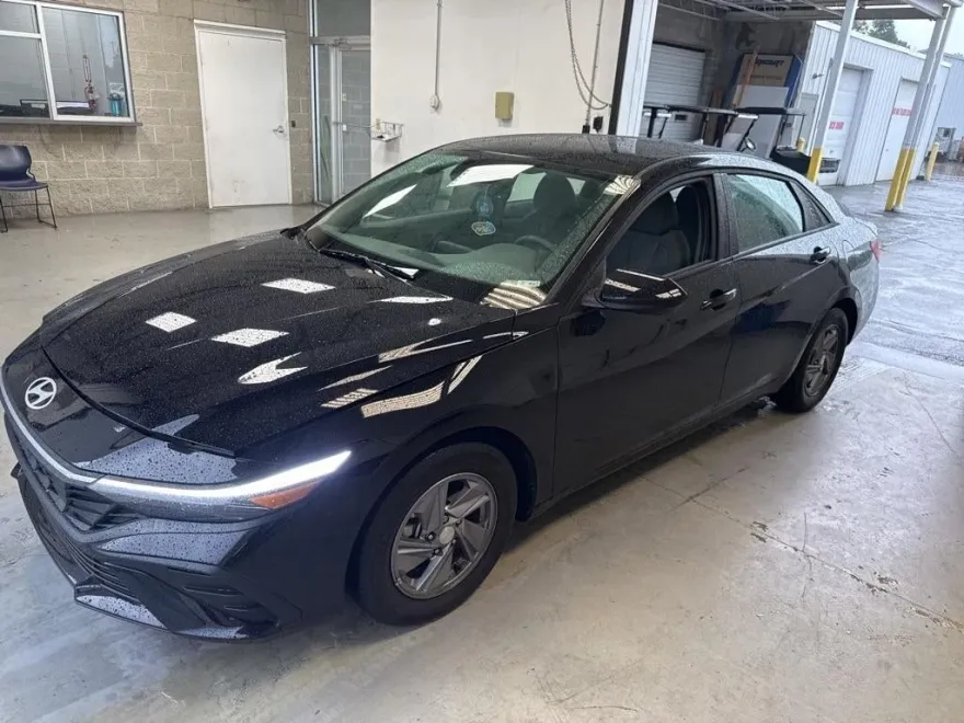 2024 Hyundai Elantra SE photo 1