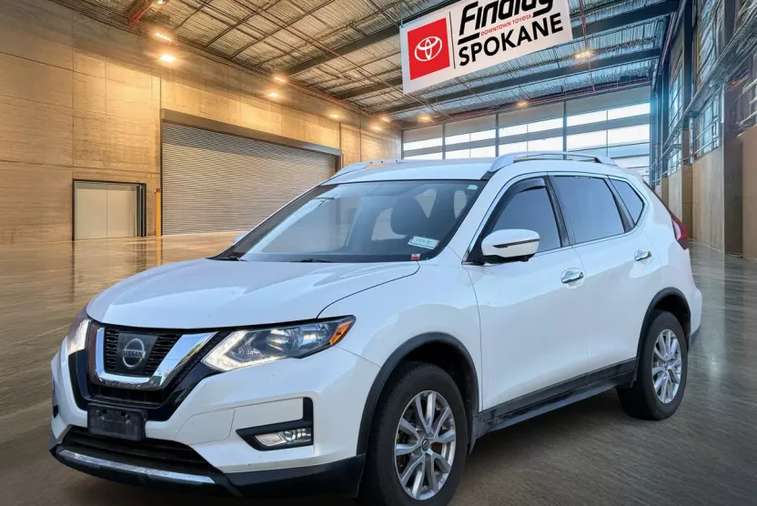 2017 Nissan Rogue SV photo 1