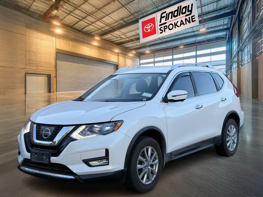 2017 Nissan Rogue SV photo 1