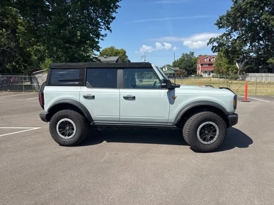 2022 Ford Bronco Badlands photo 1