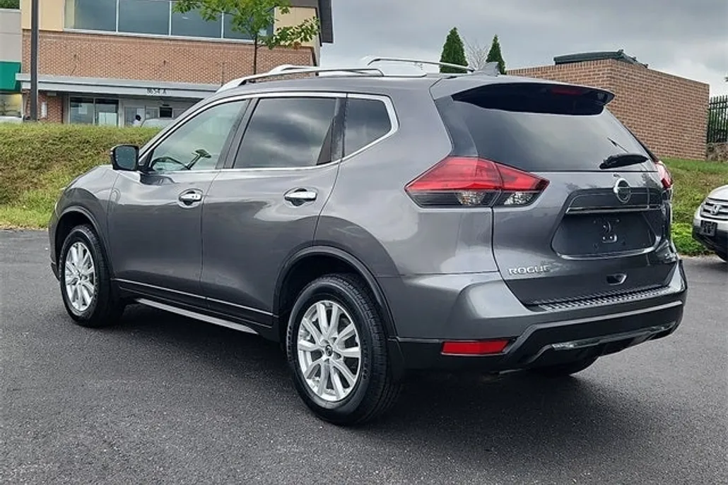 2017 Nissan Rogue SV photo 1