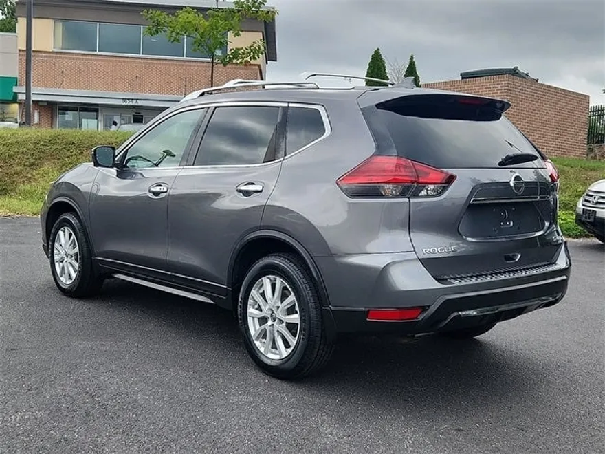 2017 Nissan Rogue SV photo 1