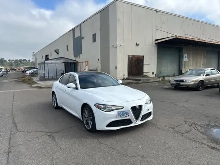 2017 Alfa Romeo Giulia Ti photo 1