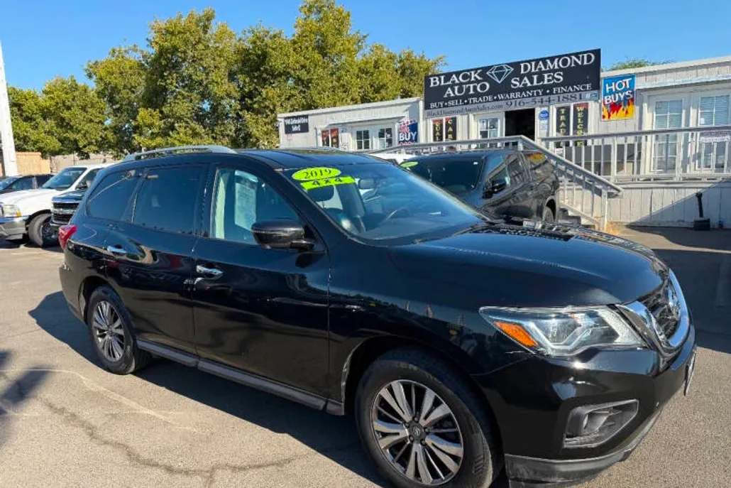 2019 Nissan Pathfinder SL photo 1
