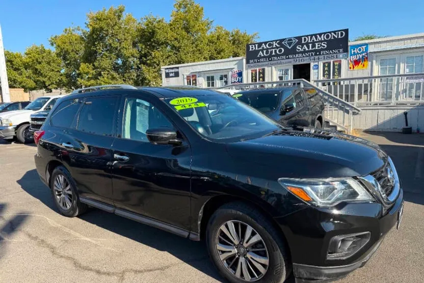 2019 Nissan Pathfinder SL photo 1