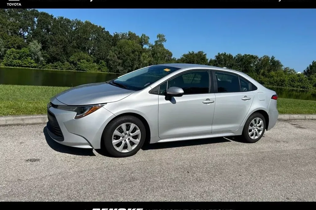 2024 Toyota Corolla LE photo 1
