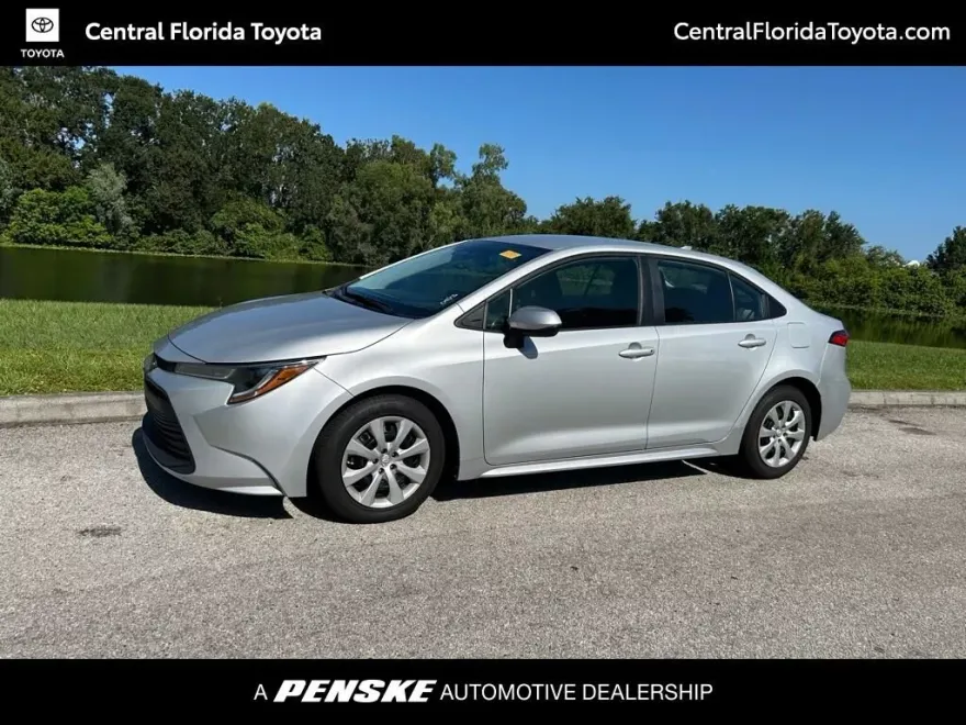 2024 Toyota Corolla LE photo 1