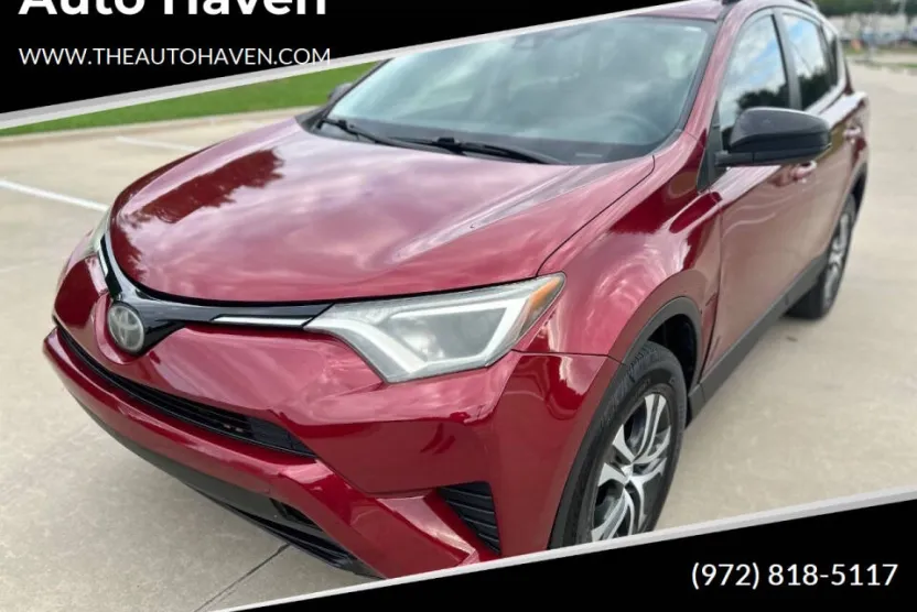 2018 Toyota RAV4 LE photo 1