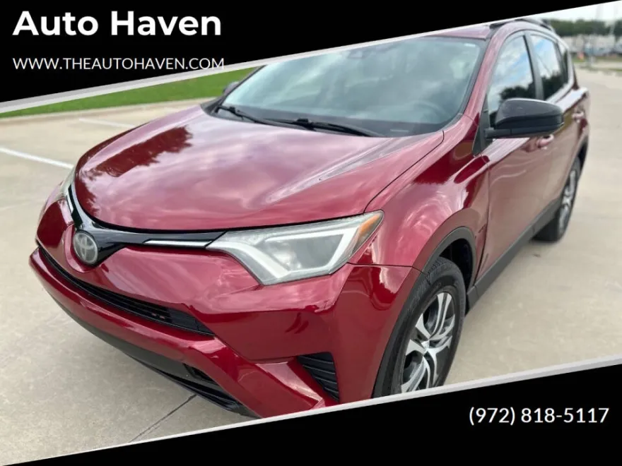 2018 Toyota RAV4 LE photo 1