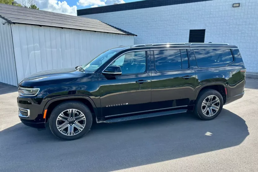 2023 Jeep Wagoneer L Series II photo 1