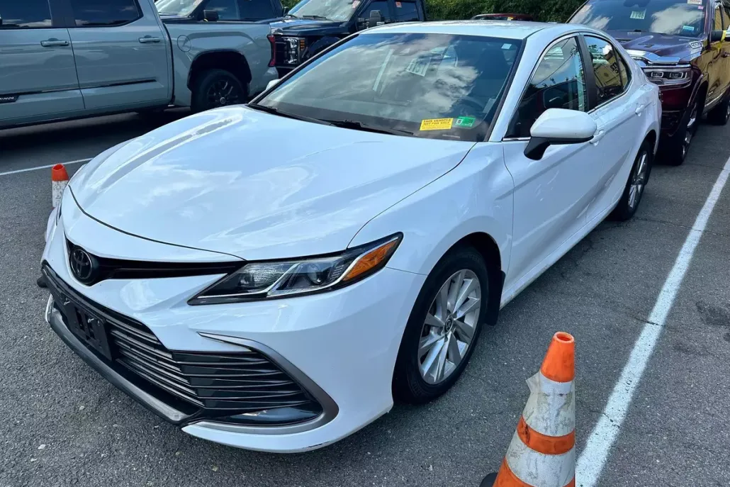 2023 Toyota Camry LE photo 1