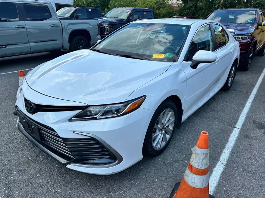 2023 Toyota Camry LE photo 1