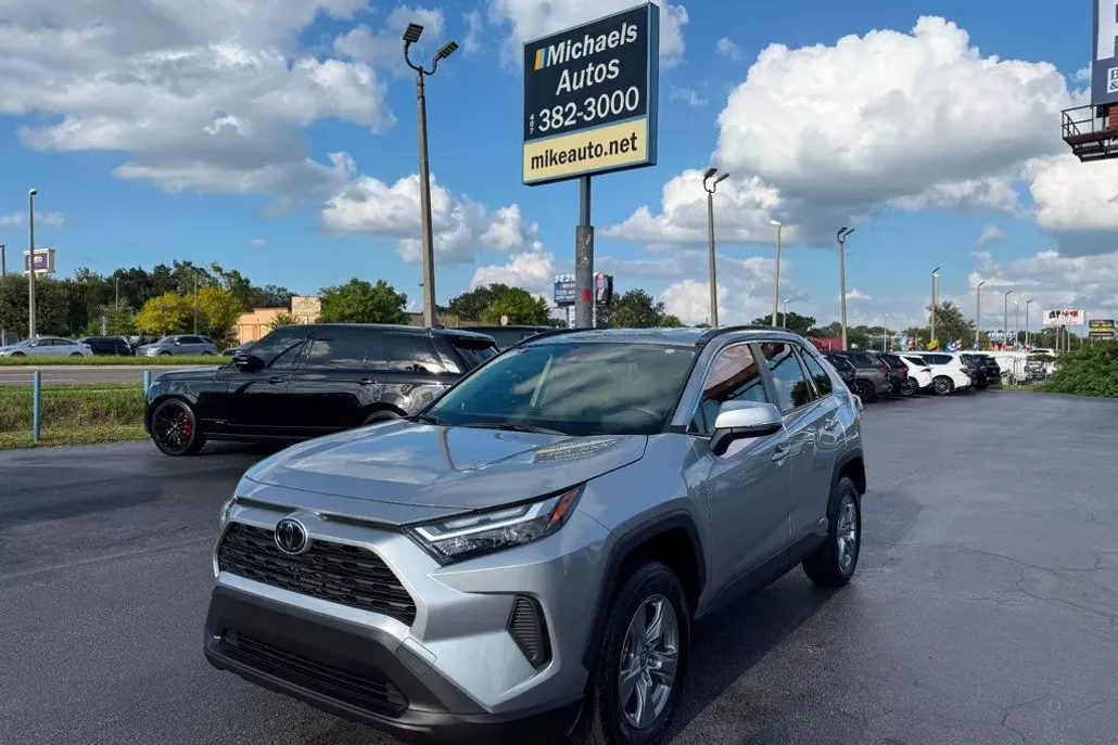 2025 Toyota RAV4 Hybrid XLE photo 1